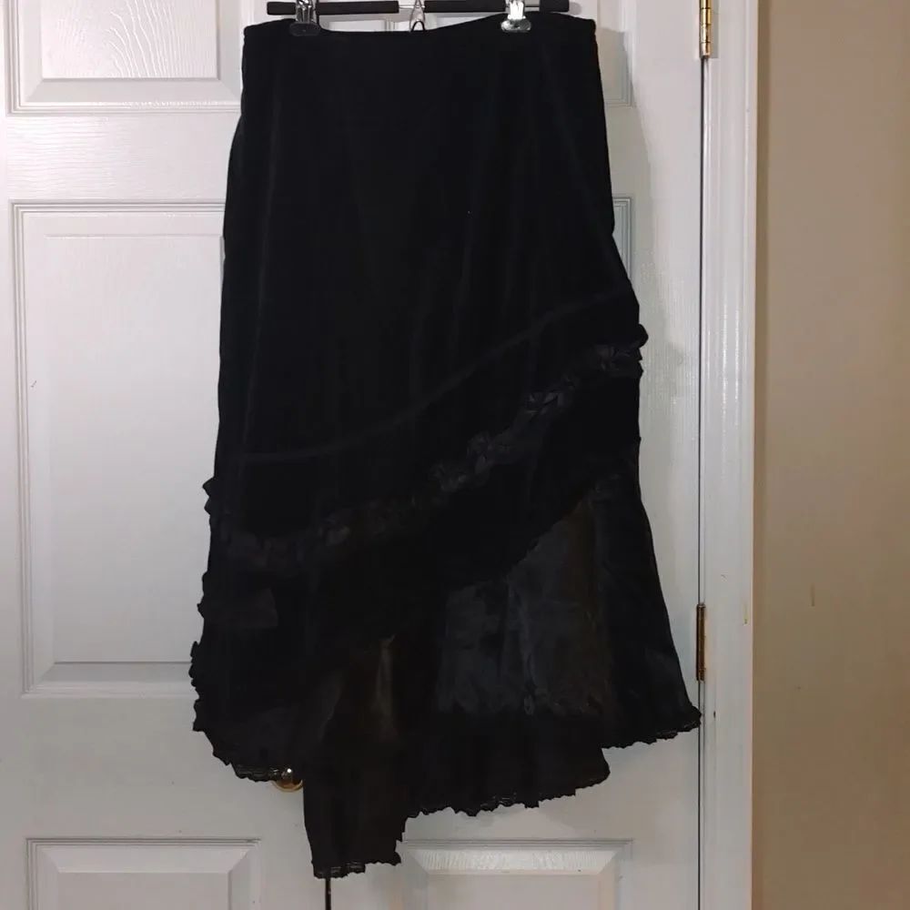 MetroStyle black faux velvet, silky, lace ruffle party, gothic skirt Sz 16